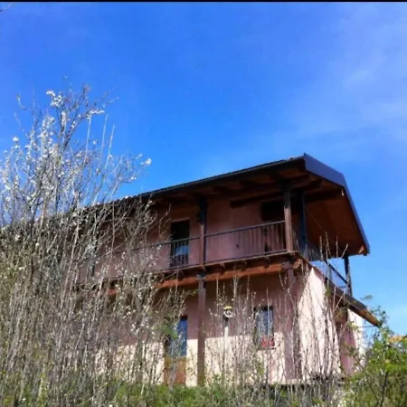 Дом отдыха Homely Farmhouse In With Garden